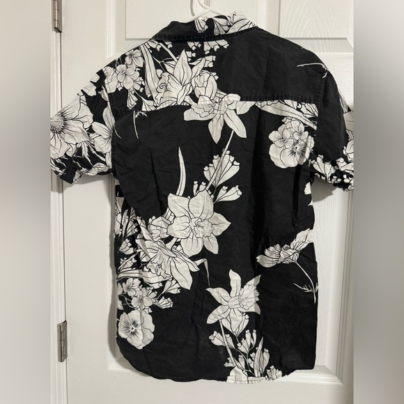 Men’s Black & White Floral Short-Sleeve Shirt - Picture 3 of 4